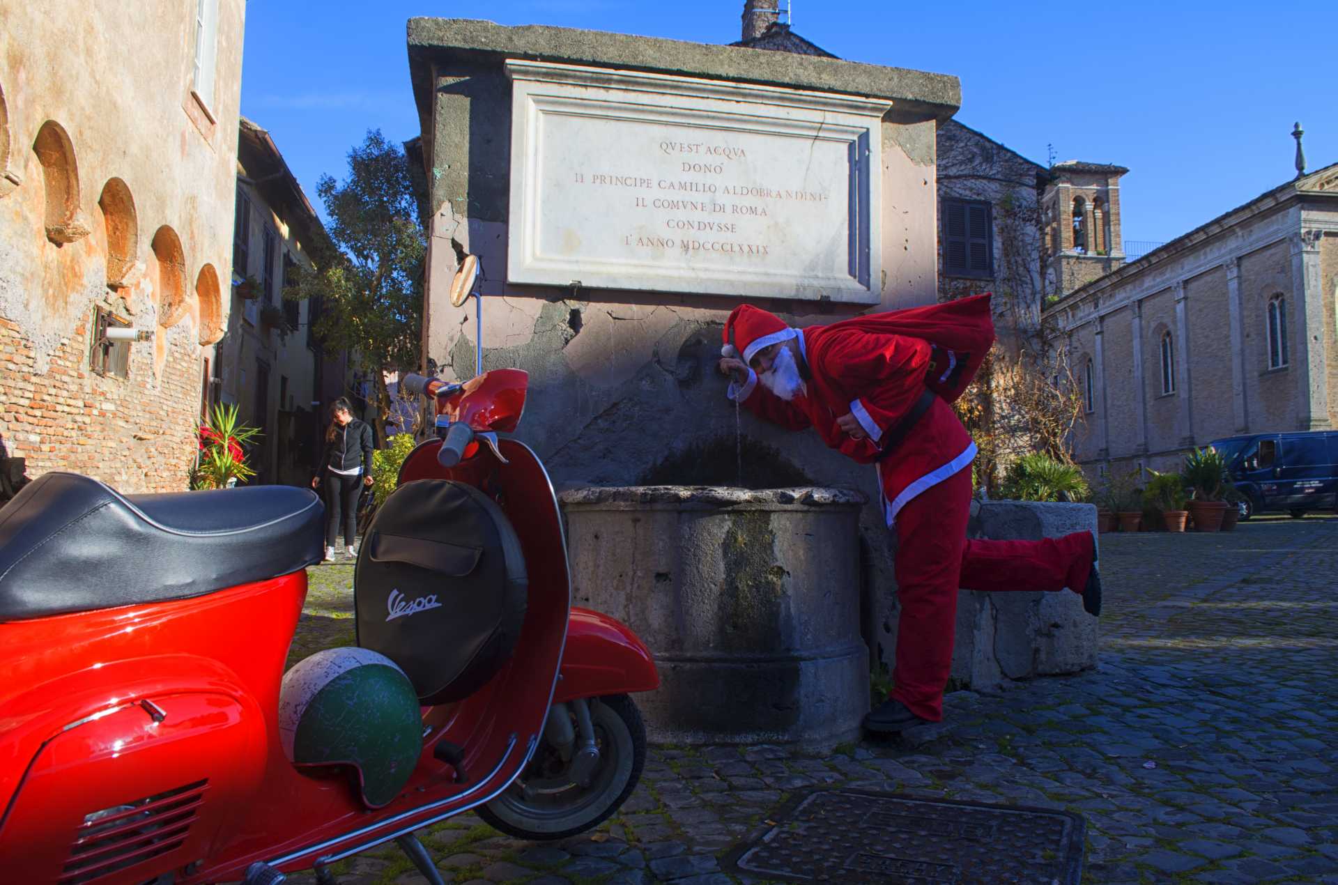 Auguri da Babbo Natale in Vespa nel Borgo di Ostia Antica